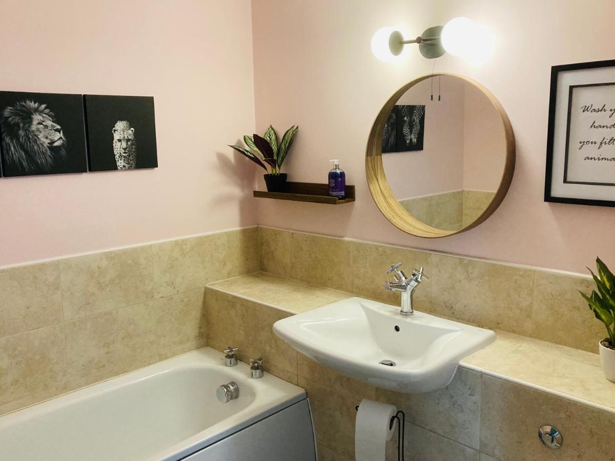 Jungle Escape, City Apartment With Parking & Terrace Chester Esterno foto