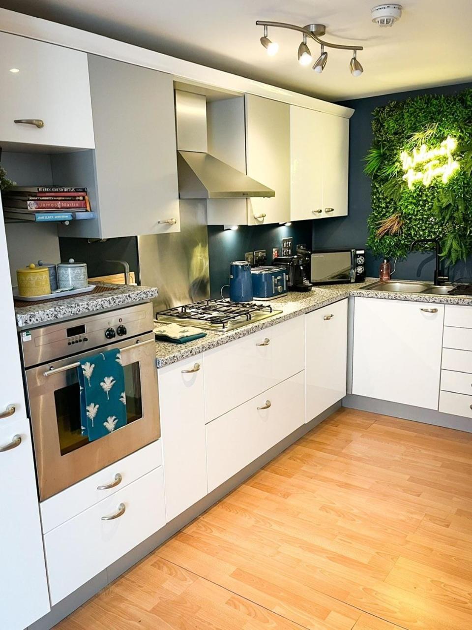 Jungle Escape, City Apartment With Parking & Terrace Chester Esterno foto