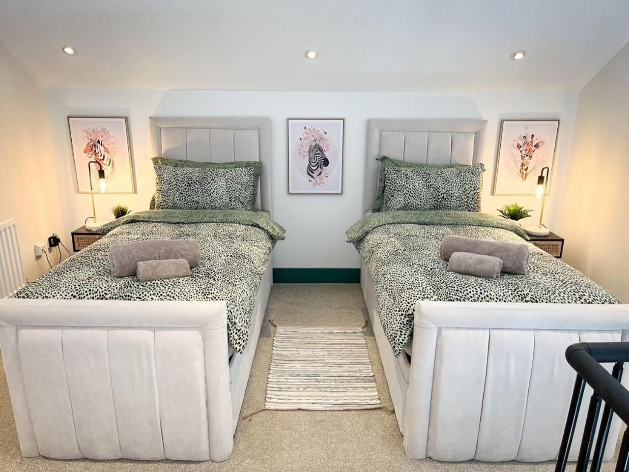 Jungle Escape, City Apartment With Parking & Terrace Chester Esterno foto